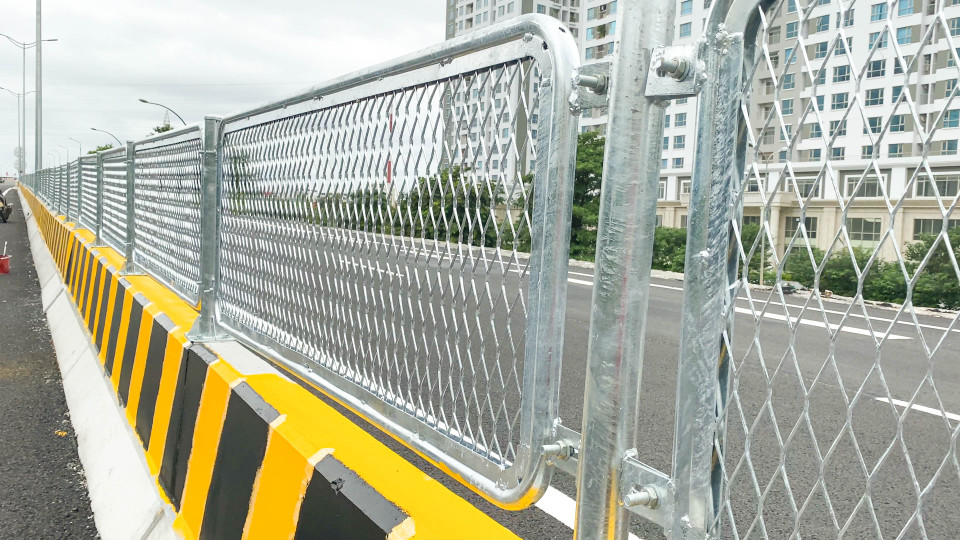 Hàng rào thép trên cầu cạn đã được đơn vị thi công hoàn thiện lắp đặt trên toàn tuyến. (Ảnh: Hào Nguyễn/Vietnam+)