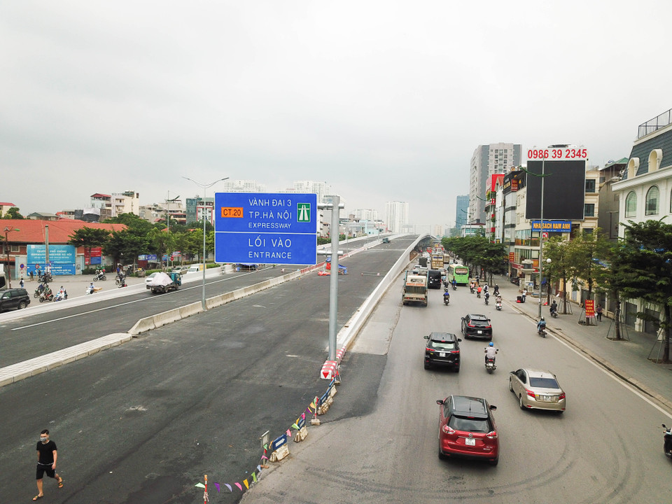 Tuyến đường Phạm Văn Đồng này có mật độ người và phương tiện tham gia giao thông lớn nhất Thủ đô; kết nối nội thành với sân bay Nội Bài; kết nối trung tâm Hà Nội với các khu công nghiệp lớn, đồng thời đây còn là con đường huyết mạch vận chuyển hành khách từ các tỉnh phía Bắc về bến xe Mỹ Đình. (Ảnh: Hào Nguyễn/Vietnam+)