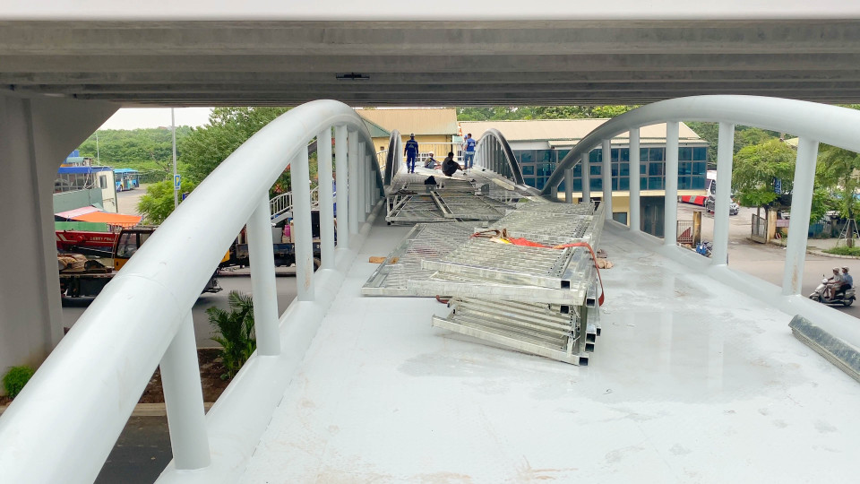 Theo thiết kế bề rộng toàn bộ mặt cầu đi bộ là 4m. (Ảnh: Hào Nguyễn/Vietnam+)