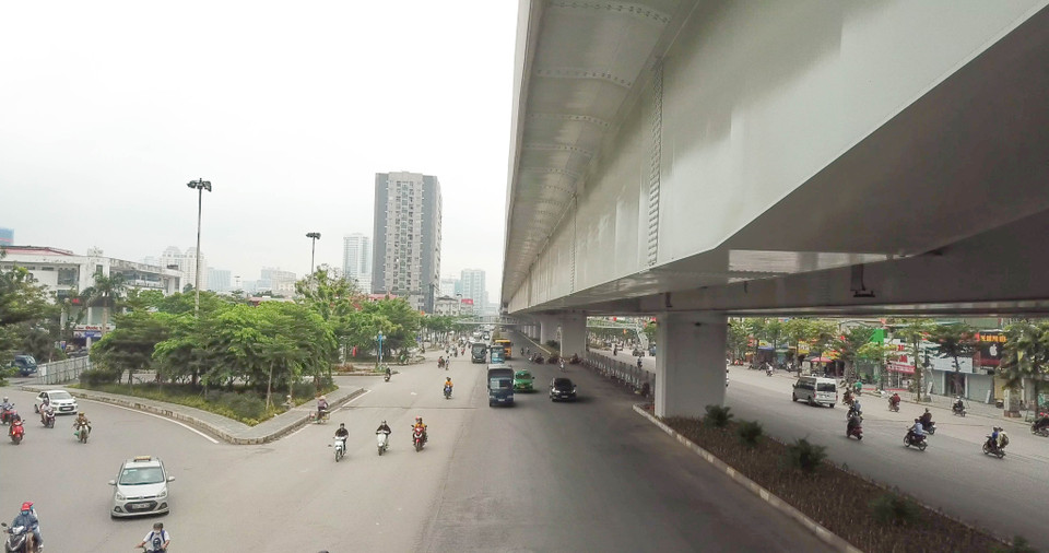 Trong đó phần kết cấu nhịp dầm thép tại ngã ba Hoàng Quốc Việt-Phạm Văn Đồng là dài hơn 400m. (Ảnh: Hào Nguyễn/Vietnam+)