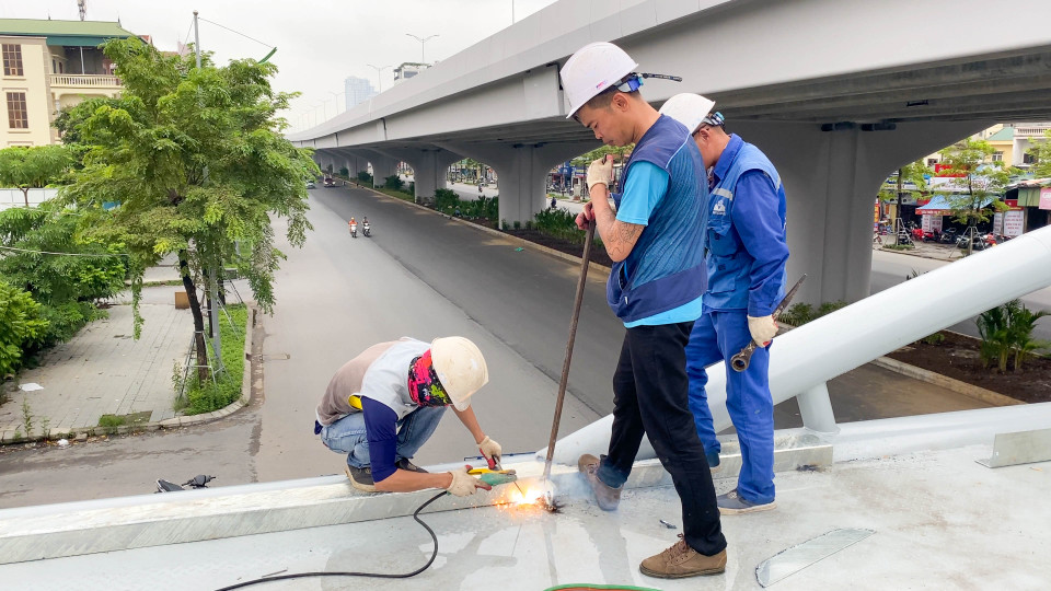 Hình ảnh công nhân đang hàn xì, ghép nối bộ khung cầu đi bộ. (Ảnh: Hào Nguyễn/Vietnam+)