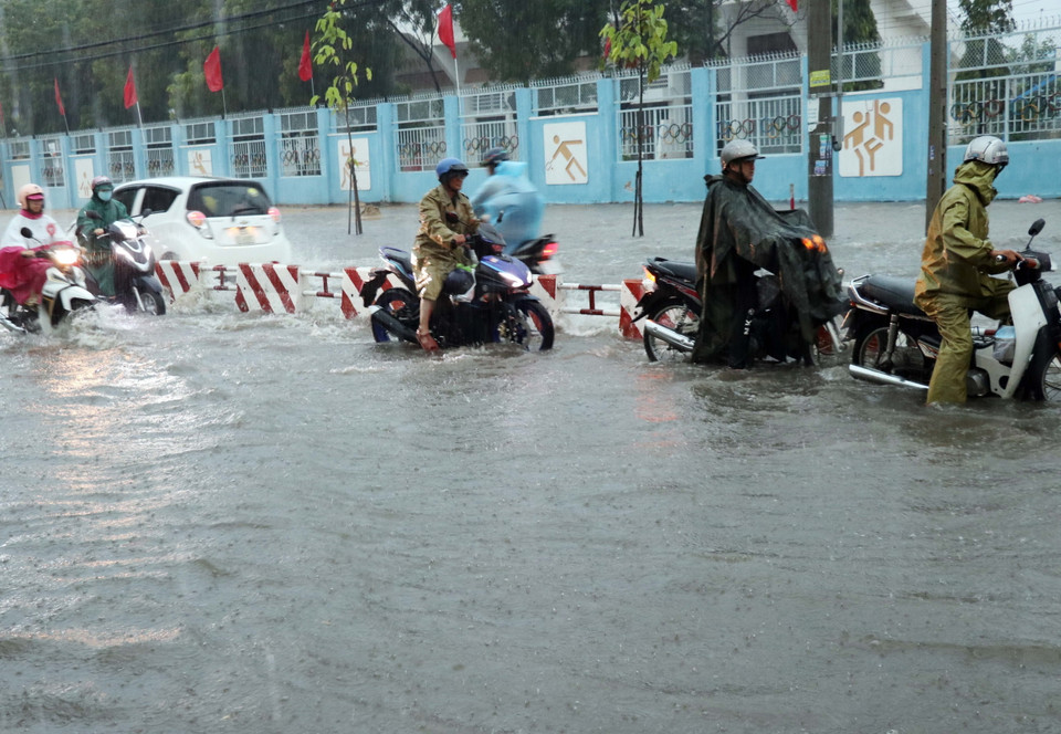 Tuyến đường đường 21 tháng 8, phường Phước Mỹ (thành phố Phan Rang-Tháp Chàm) ngập sâu. (Ảnh: Công Thử/TTXVN)