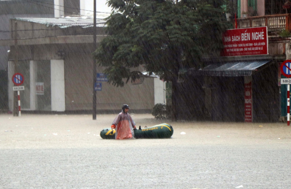 Mưa lớn làm nhiều tuyến đường ở trung tâm thành phố Huế ngập sâu, phương tiện giao thông di chuyển rất khó khăn. (Ảnh: Đỗ Trưởng/TTXVN)