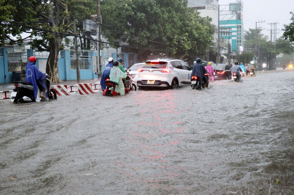 Nhiều đoạn đường nội thành của thành phố Phan Rang-Tháp Chàm (Ninh Thuận) bị ngập sâu do mưa lớn kéo dài. (Ảnh: Công Thử/TTXVN)