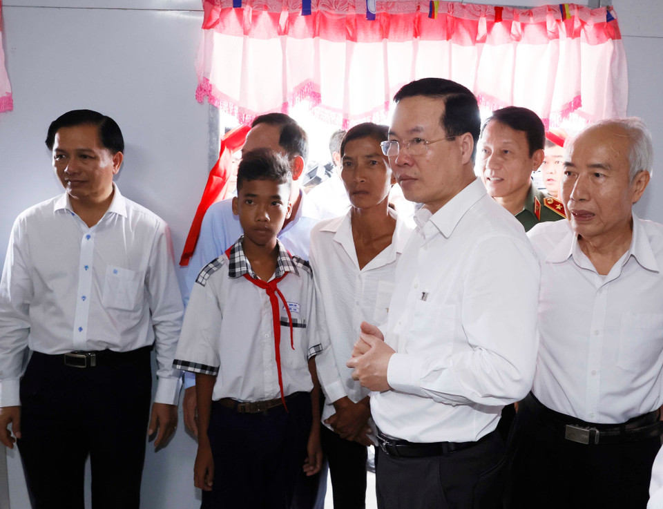 Chủ tịch nước Võ Văn Thưởng dự Lễ bàn giao nhà cho hộ nghèo Lý Thị Tha Ly tại xã Thạnh Phú, huyện Mỹ Xuyên, tỉnh Sóc Trăng. (Ảnh: Thống Nhất/TTXVN)