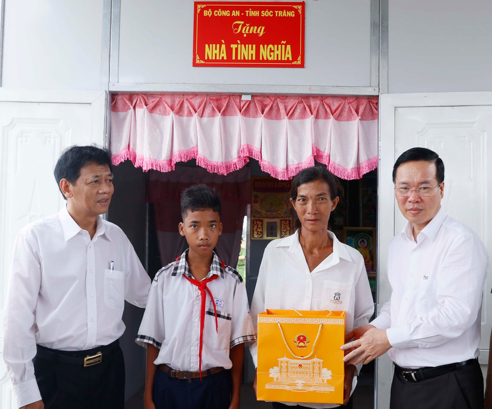 Chủ tịch nước Võ Văn Thưởng dự Lễ bàn giao nhà cho hộ nghèo Lý Thị Tha Ly tại xã Thạnh Phú, huyện Mỹ Xuyên, tỉnh Sóc Trăng. (Ảnh: Thống Nhất/TTXVN)