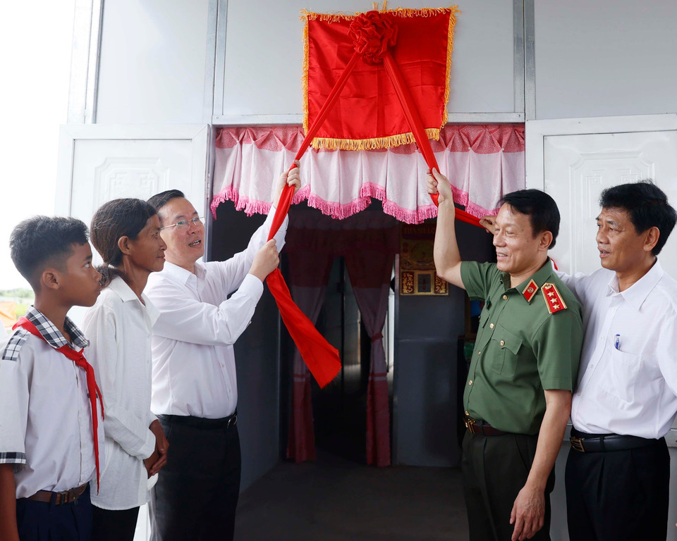 Chủ tịch nước Võ Văn Thưởng dự Lễ bàn giao nhà cho hộ nghèo Lý Thị Tha Ly tại xã Thạnh Phú, huyện Mỹ Xuyên, tỉnh Sóc Trăng. (Ảnh: Thống Nhất/TTXVN)