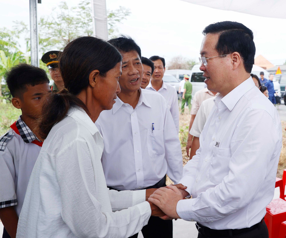 Chủ tịch nước Võ Văn Thưởng dự Lễ bàn giao nhà cho hộ nghèo Lý Thị Tha Ly tại xã Thạnh Phú, huyện Mỹ Xuyên, tỉnh Sóc Trăng. (Ảnh: Thống Nhất/TTXVN)