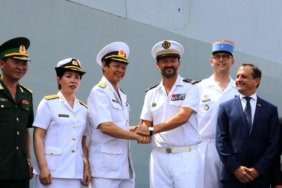 Đại tá Lê Nam Sơn, Phó Lữ đoàn trưởng, Lữ đoàn 125, Bộ Tư lệnh Vùng 2 Hải quân Việt Nam với Đại tá Thomas Frioli, chỉ huy tàu hộ tống phòng không Forbin thuộc lực lượng Hải quân Pháp cùng các đại biểu tại cảng Sài Gòn-Hiệp Phước. (Ảnh: Thanh Vũ/TTXVN)
