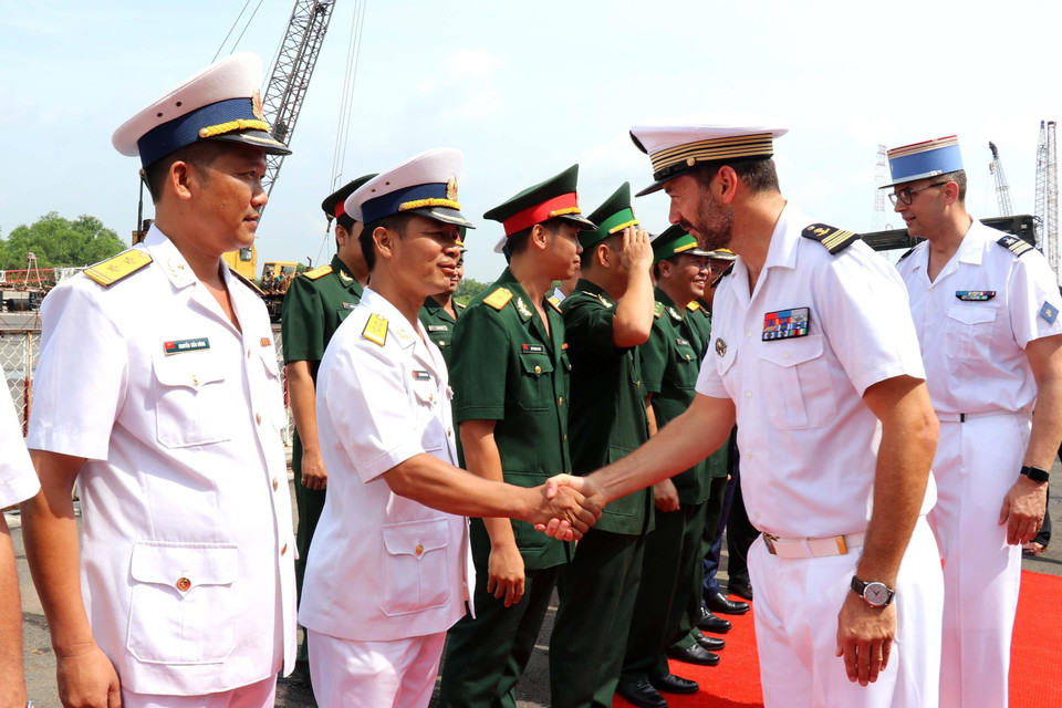 Đại tá Thomas Frioli, chỉ huy tàu hộ tống phòng không Forbin thuộc lực lượng Hải quân Pháp với các đại biểu tại cảng Sài Gòn-Hiệp Phước. (Ảnh: Thanh Vũ/TTXVN)