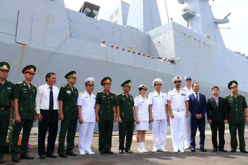 Đại tá Lê Nam Sơn, Phó Lữ đoàn trưởng, Lữ đoàn 125, Bộ Tư lệnh Vùng 2 Hải quân Việt Nam với Đại tá Thomas Frioli, chỉ huy tàu hộ tống phòng không Forbin thuộc lực lượng Hải quân Pháp cùng các đại biểu tại cảng Sài Gòn-Hiệp Phước. (Ảnh: Thanh Vũ/TTXVN)