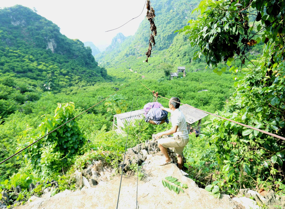 Nông dân vận chuyển sản phẩm na bằng tời tự chế từ trên núi cao xuống chợ để tiêu thụ. (Ảnh: Vũ Sinh/TTXVN)