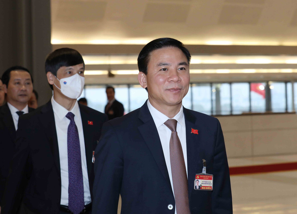 Các đại biểu đoàn Đảng bộ tỉnh Thanh Hóa đến dự phiên họp sáng 30/1. (Ảnh: TTXVN)