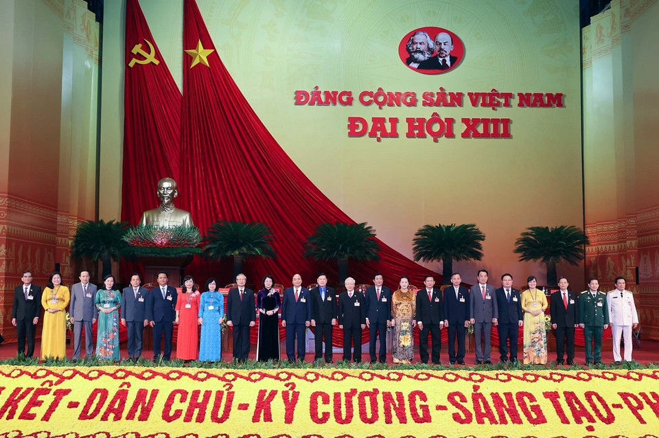  Các đồng chí lãnh đạo Đảng, Nhà nước chụp ảnh chung với Đoàn đại biểu Đảng bộ tỉnh Vĩnh Long. (Ảnh: TTXVN)