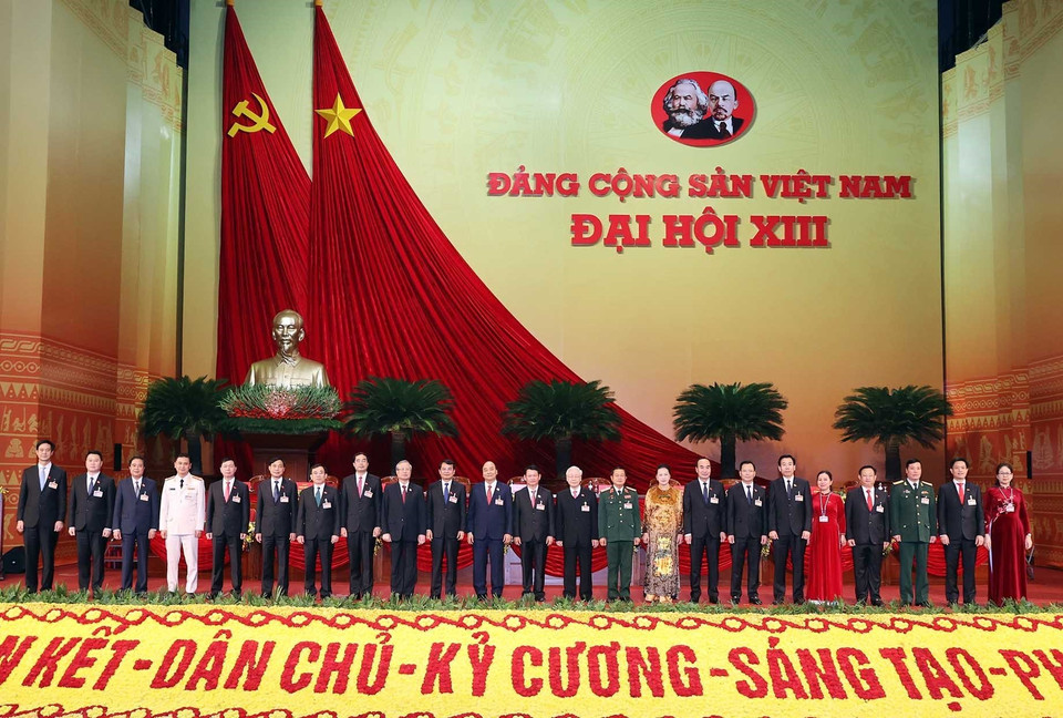  Các đồng chí lãnh đạo Đảng, Nhà nước chụp ảnh chung với Đoàn đại biểu Đảng bộ tỉnh Lào Cai. (Ảnh: TTXVN)