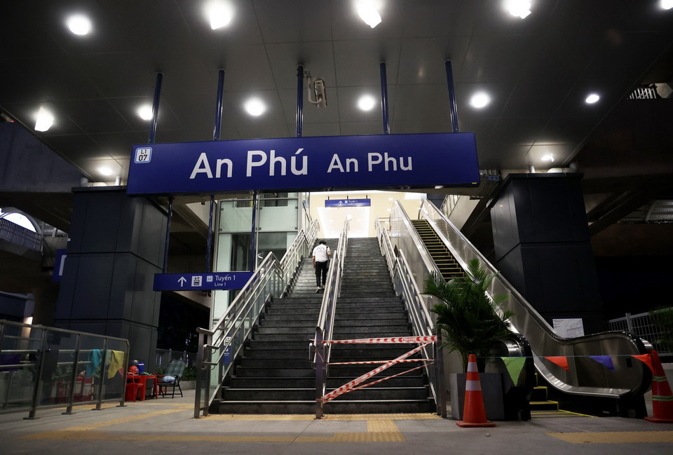Lối lên ga An Phú (phường Thảo Điền, thành phố Thủ Đức) tuyến metro số. (Ảnh: Hồng Đạt/TTXVN)