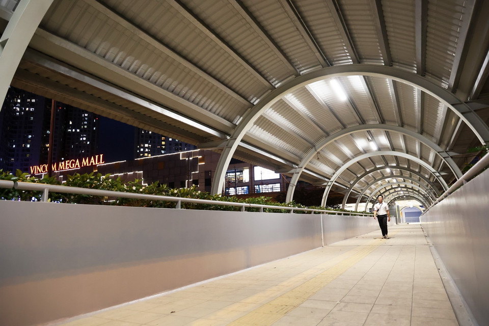 Cầu đi bộ ga An Phú bắc qua đường Võ Nguyên Giáp. (Ảnh: Hồng Đạt/TTXVN)