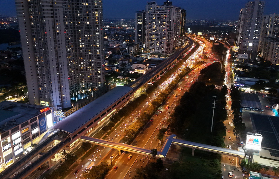 Ga An Phú và cầu đi bộ nằm song hành đường Võ Nguyên Giáp, thành phố Thủ Đức. (Ảnh: Hồng Đạt/TTXVN)