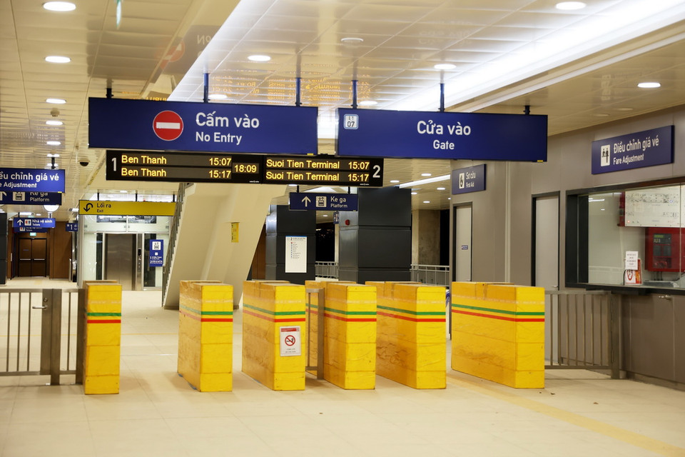 Khu vực phần luồng lối vào ga An Phú sau khi hành khách mua vé. (Ảnh: Hồng Đạt/TTXVN)