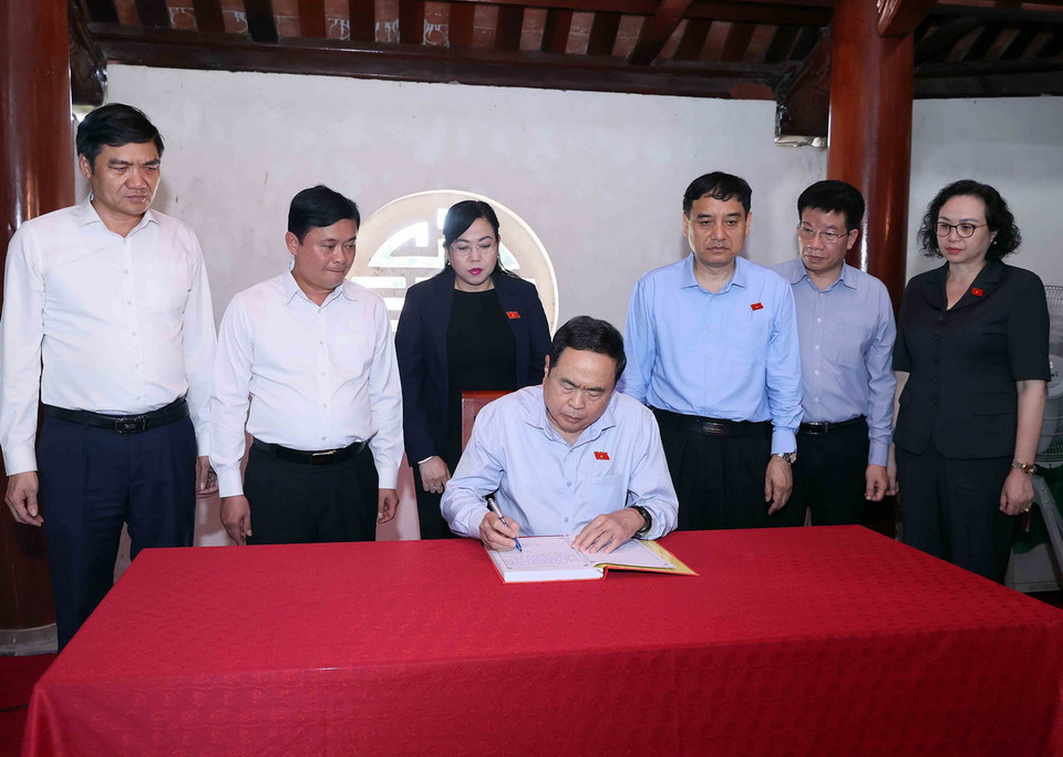 Chủ tịch Quốc hội Trần Thanh Mẫn ghi lưu bút tại Đền thờ Chủ tịch Hồ Chí Minh ở Nghĩa trang Liệt sỹ quốc tế Việt-Lào. (Ảnh: An Đăng/TTXVN)