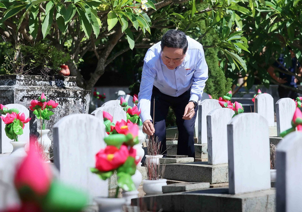 Chủ tịch Quốc hội Trần Thanh Mẫn thắp hương lên phần mộ các liệt sỹ tại Nghĩa trang Liệt sỹ quốc tế Việt - Lào. (Ảnh: An Đăng/TTXVN)