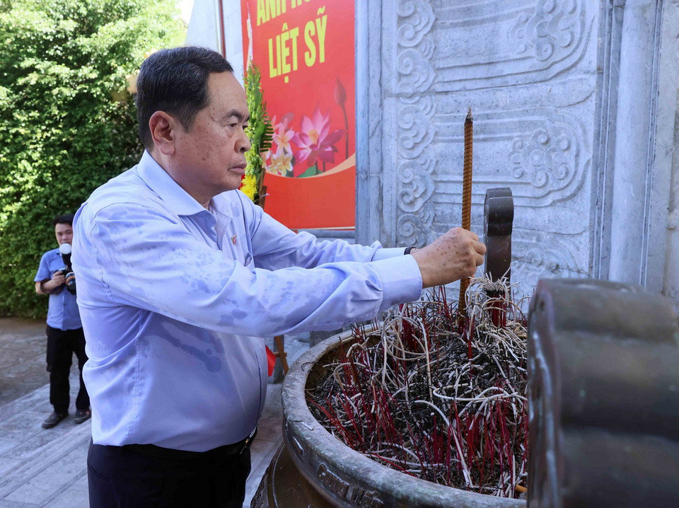 Chủ tịch Quốc hội Trần Thanh Mẫn dâng hương tưởng niệm các anh hùng liệt sĩ tại Nghĩa trang Liệt sỹ quốc tế Việt-Lào. (Ảnh: An Đăng/TTXVN)