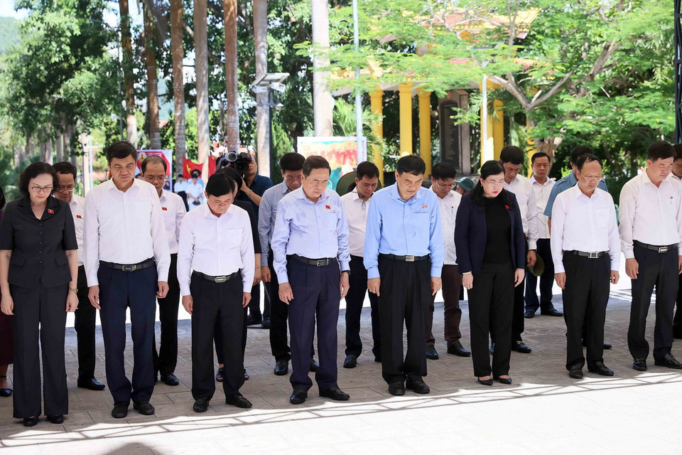 Chủ tịch Quốc hội Trần Thanh Mẫn và đại biểu tưởng niệm các anh hùng liệt sỹ tại Nghĩa trang Liệt sỹ quốc tế Việt-Lào. (Ảnh: An Đăng/TTXVN)