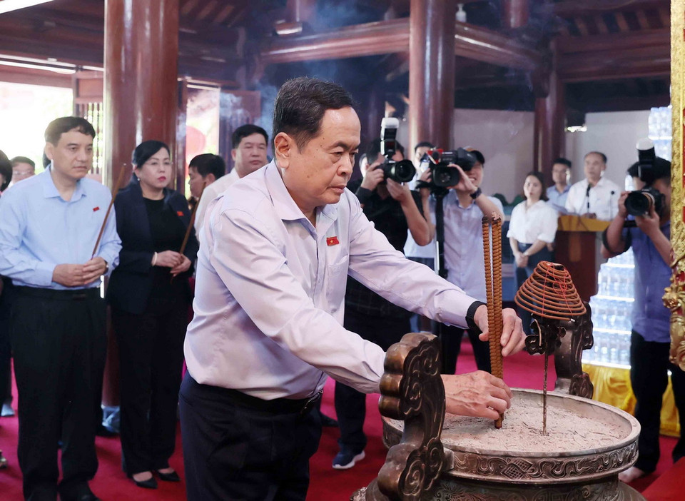 Chủ tịch Quốc hội Trần Thanh Mẫn dâng hương tưởng niệm tại Đền thờ Chủ tịch Hồ Chí Minh ở Nghĩa trang Liệt sỹ quốc tế Việt-Lào. (Ảnh: An Đăng/TTXVN)