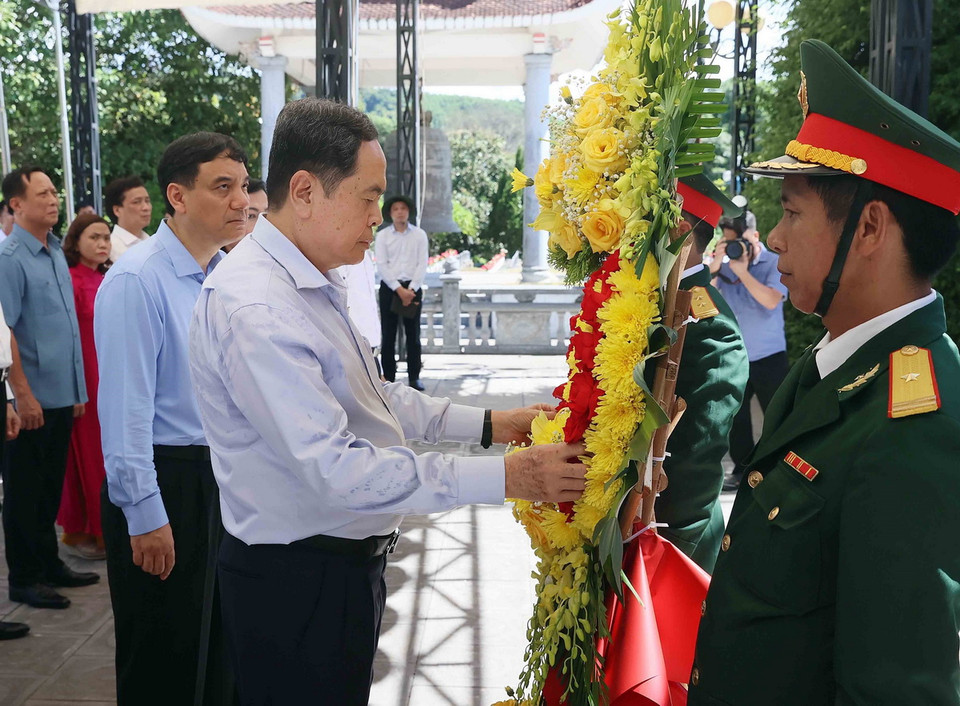 Chủ tịch Quốc hội Trần Thanh Mẫn dâng hoa tưởng niệm các anh hùng liệt sỹ tại Nghĩa trang Liệt sỹ quốc tế Việt-Lào. (Ảnh: An Đăng/TTXVN)