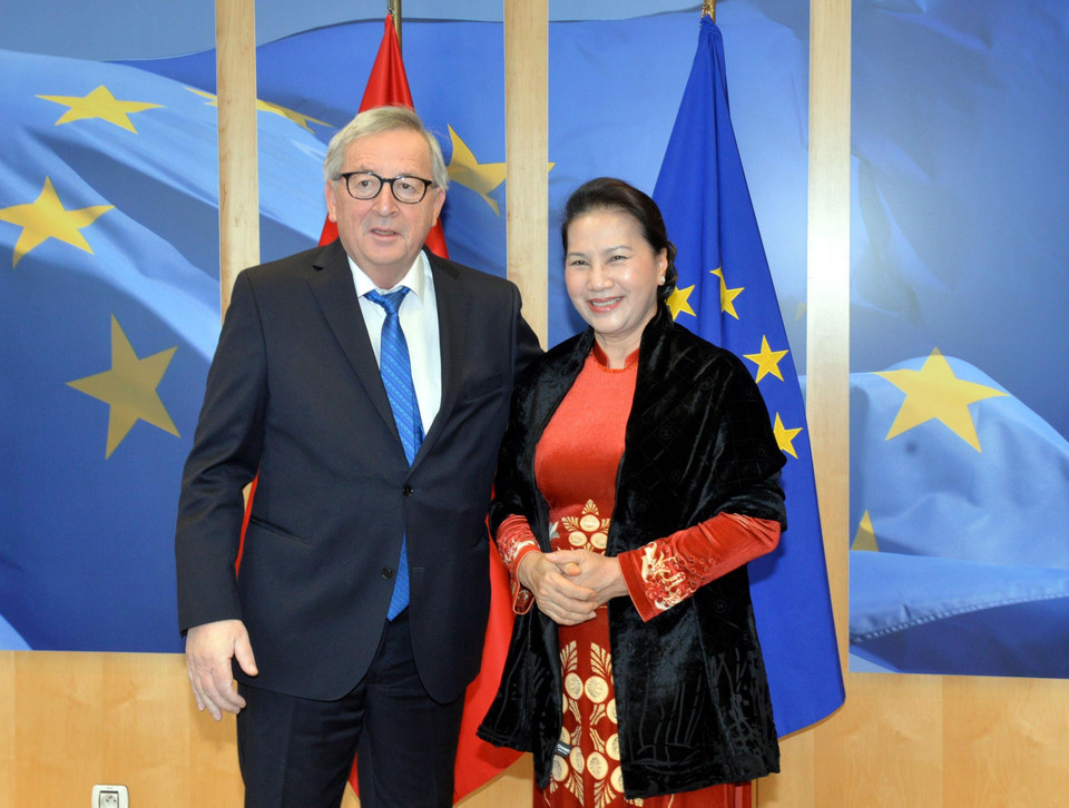 Chủ tịch Quốc hội Nguyễn Thị Kim Ngân hội kiến Chủ tịch Ủy ban châu Âu Jean-Claude Juncker. (Ảnh: Trọng Đức/TTXVN)