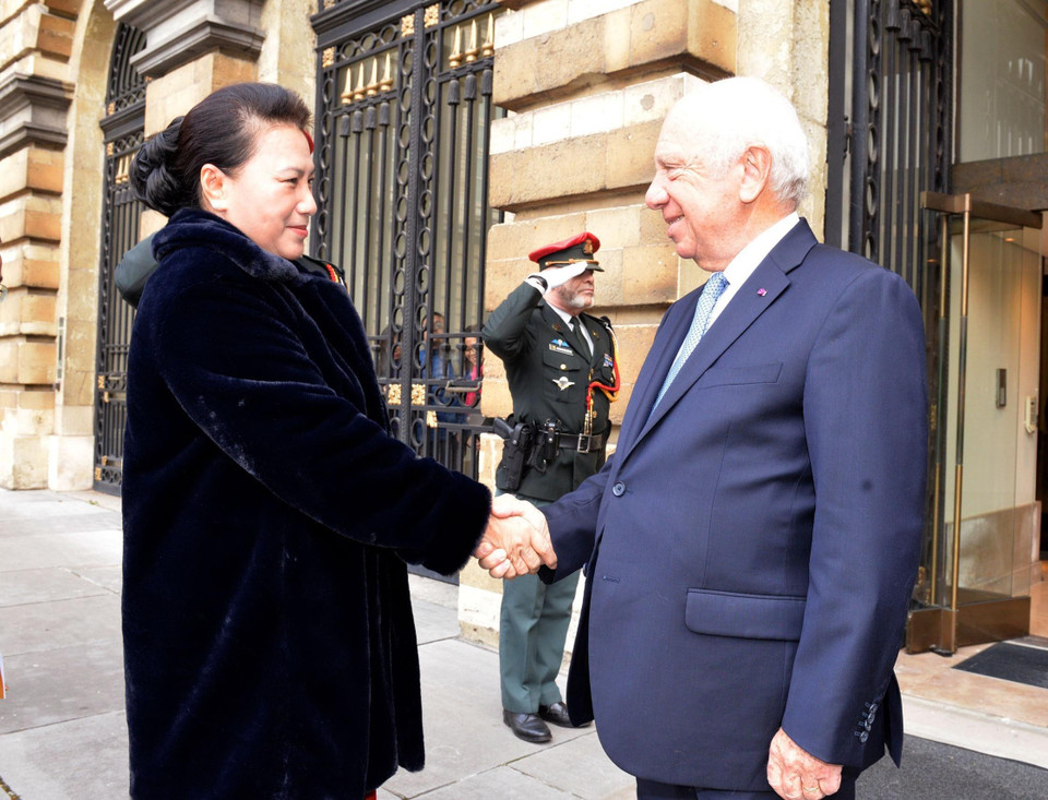 Chủ tịch Thượng viện Bỉ Jacques Brotchi đón Chủ tịch Quốc hội Nguyễn Thị Kim Ngân. (Ảnh: Trọng Đức/TTXVN)