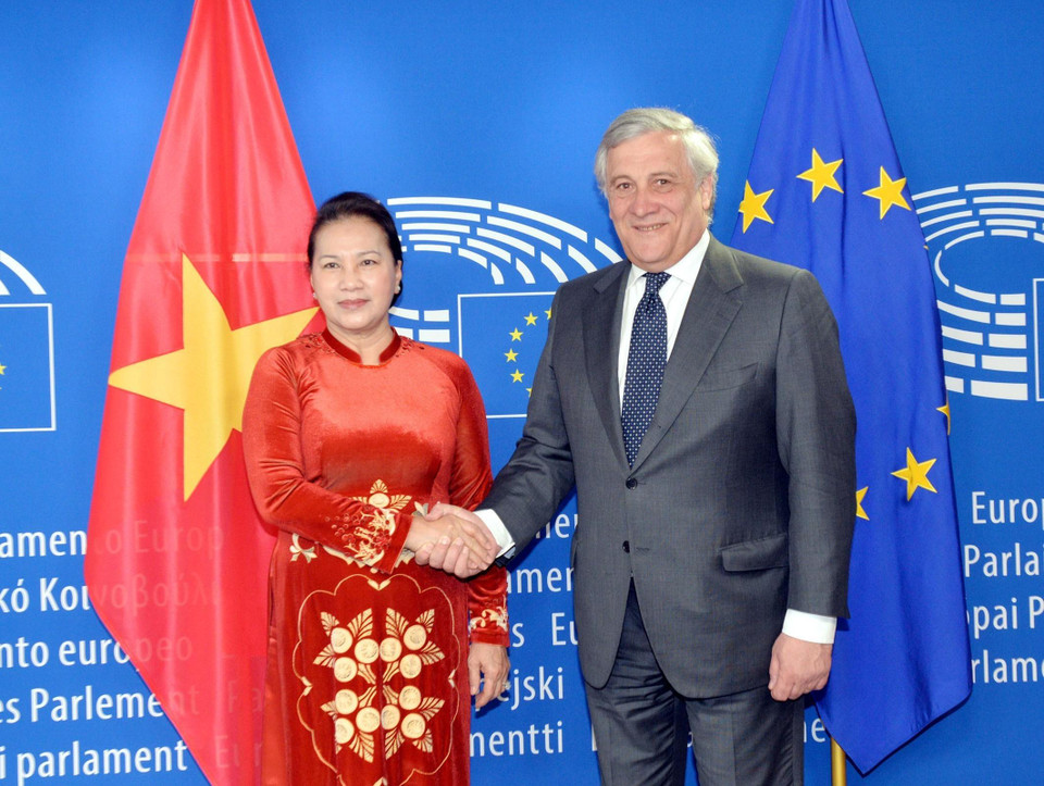 Chủ tịch Nghị viện châu Âu Antonio Tajani đón Chủ tịch Quốc hội Nguyễn Thị Kim Ngân. (Ảnh: Trọng Đức/TTXVN)
