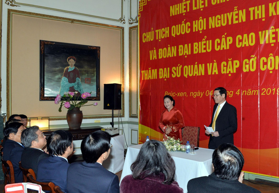 Chủ tịch Quốc hội Nguyễn Thị Kim Ngân nới chuyện thân mật với cán bộ, nhân viên Đại sứ quán Việt Nam và đại diện cộng đồng người Việt Nam tại Bỉ. (Ảnh: Trọng Đức/TTXVN)