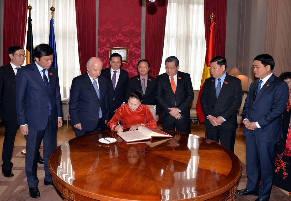 Chủ tịch Quốc hội Nguyễn Thị Kim Ngân ghi sổ lưu niệm tại Trụ sở Thượng viện Bỉ. (Ảnh: Trọng Đức/TTXVN)