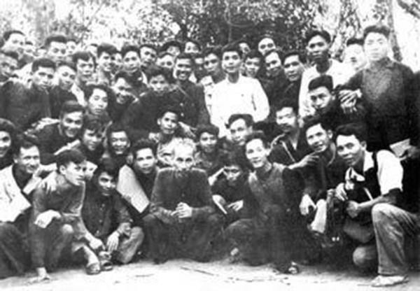 Bác Hồ đến thăm cán bộ lớp Trung cấp Công an ở chiến khu Việt Bắc, năm 1950. (Ảnh: Tư liệu/TTXVN)