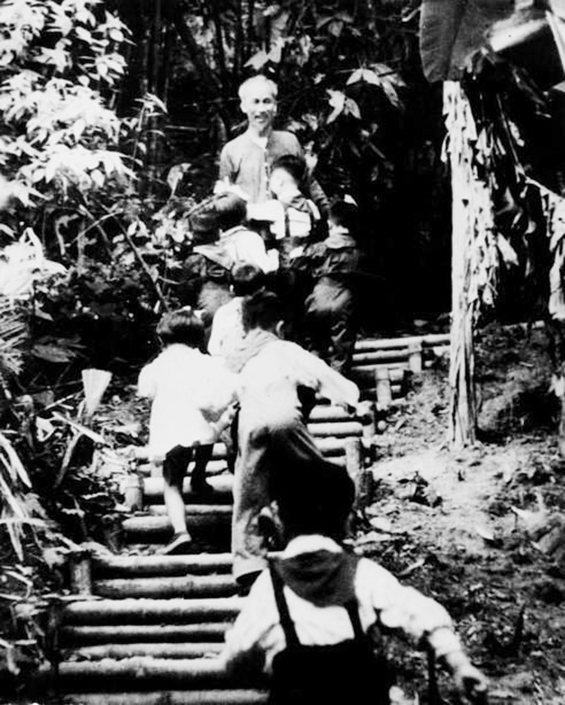 Thiếu nhi Việt Bắc đến chúc mừng sinh nhật Bác Hồ (19/5/1950). (Ảnh: Tư liệu TTXVN)