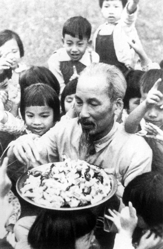 Bác Hồ chia quà cho các cháu thiếu nhi đến chúc mừng sinh nhật Bác tại Phủ Chủ tịch năm 1960. (Ảnh: Tư liệu/TTXVN)