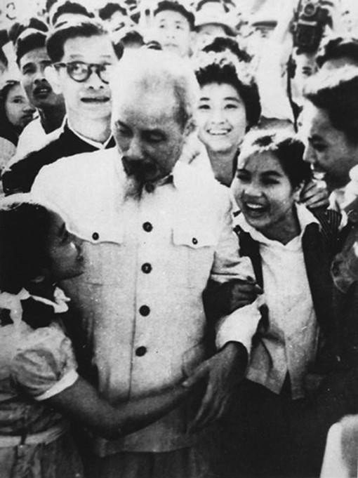 Bác Hồ hỏi chuyện thân mật thiếu nhi Việt kiều ở Thái Lan về nước chuyến đầu tiên tại Hải Phòng, tháng 10/1960. (Ảnh: Tư liệu/TTXVN)
