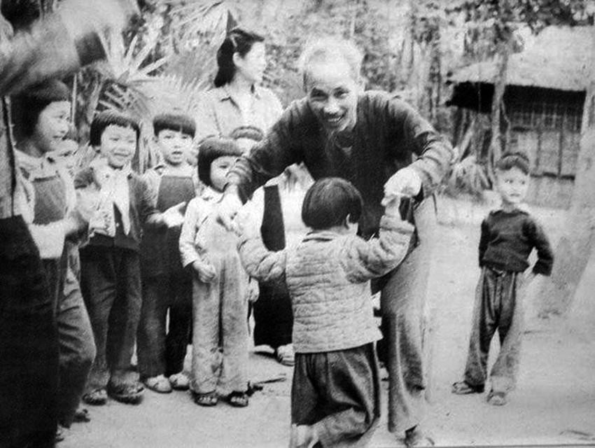 Bác Hồ vui Trung thu cùng thiếu nhi Trường Mẫu giáo Trung ương Hội Liên hiệp Phụ nữ Việt Nam ở Việt Bắc, ngày 15/9/1951. (Ảnh: Tư liệu/TTXVN)