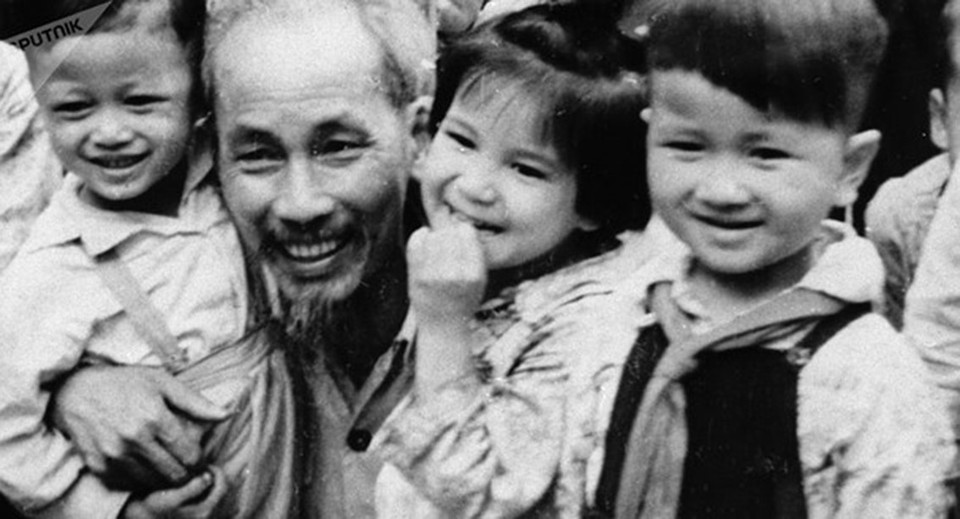 Bác Hồ và các cháu thiếu nhi Thủ đô, năm 1955. (Nguồn: Tư liệu/TTXVN)