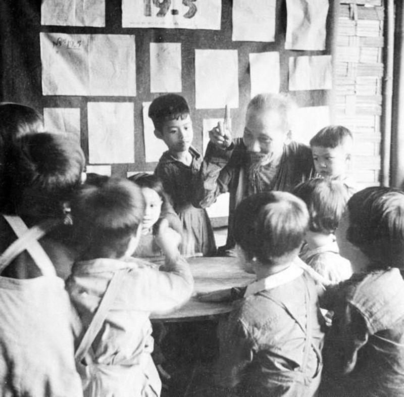 Chủ tịch Hồ Chí Minh đến thăm một trại nhi đồng ở chiến khu Việt Bắc (1950). (Ảnh: Tư liệu TTXVN)