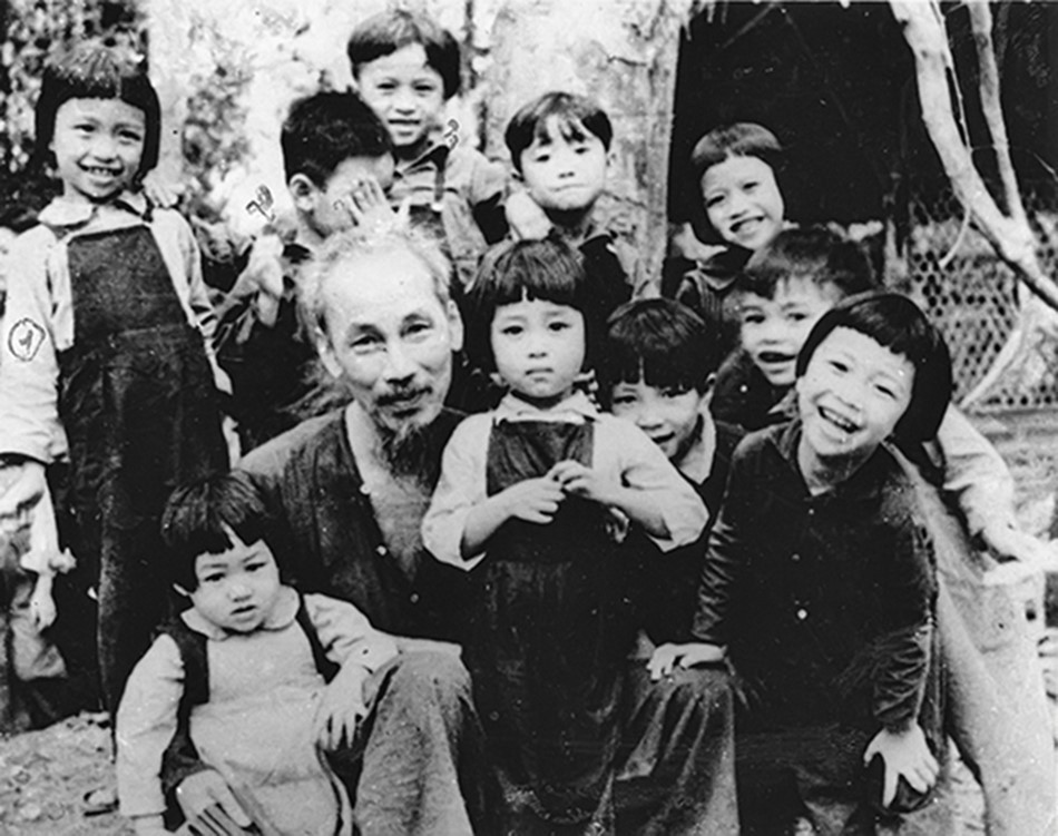 Bác Hồ đến thăm trường mẫu giáo nội trú đầu tiên của quân đội tại Việt Bắc nhân dịp sinh nhật của Người, ngày 19/5/1953. (Ảnh: Tư liệu/TTXVN)