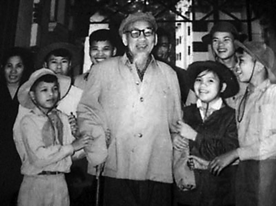 Bác Hồ với thiếu nhi trong đoàn dũng sỹ miền Nam ra thăm miền Bắc, ngày 13/2/1969. (Ảnh: Tư liệu/TTXVN)