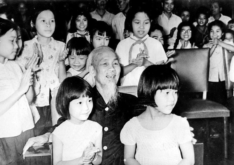 Thiếu nhi Thủ đô quây quần bên Bác Hồ trong Tết Thiếu nhi 1-6 năm 1969. (Nguồn: TTXVN)