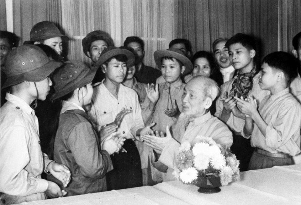 Bác Hồ với thiếu nhi trong đoàn dũng sỹ miền Nam ra thăm miền Bắc, ngày 13/2/1969. (Ảnh: Tư liệu/TTXVN)