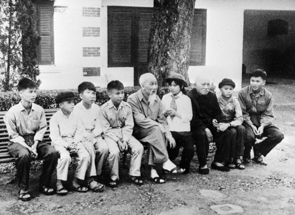 Bác Hồ với các cháu thiếu nhi là dũng sỹ diệt Mỹ ở miền Nam ra thăm miền Bắc, tháng 2/1969. (Nguồn: TTXVN)