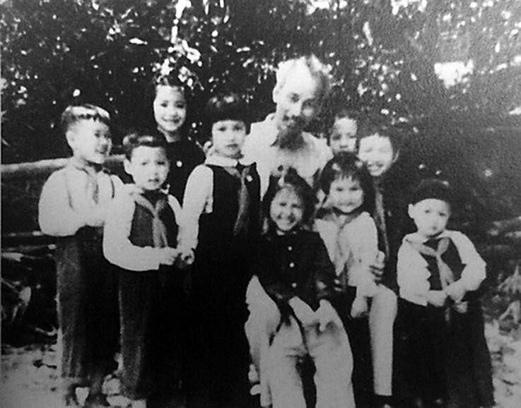 Bác Hồ với con em cán bộ ATK Định Hóa, Thái Nguyên, năm 1950. (Ảnh: Tư liệu/TTXVN)