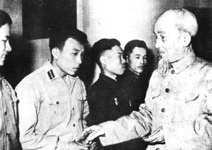 Chủ tịch Hồ Chí Minh đến thăm, động viên cán bộ, chiến sĩ Trung đoàn 600 Công an nhân dân vũ trang (nay là Trung đoàn 600, Bộ Tư lệnh Cảnh vệ) làm nhiệm vụ bảo vệ Bác Hồ và lãnh đạo cấp cao, Xuân Quý Mão 1963. (Ảnh: Tư liệu/TTXVN)