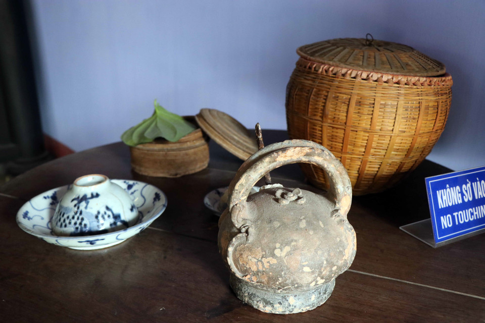 Hiện vật trưng bày tại Nhà lưu niệm Bác Hồ tại số 112 (số mới 158) Mai Thúc Loan, phường Thuận Lộc, thành phố Huế. (Ảnh: Đỗ Trưởng/TTXVN)