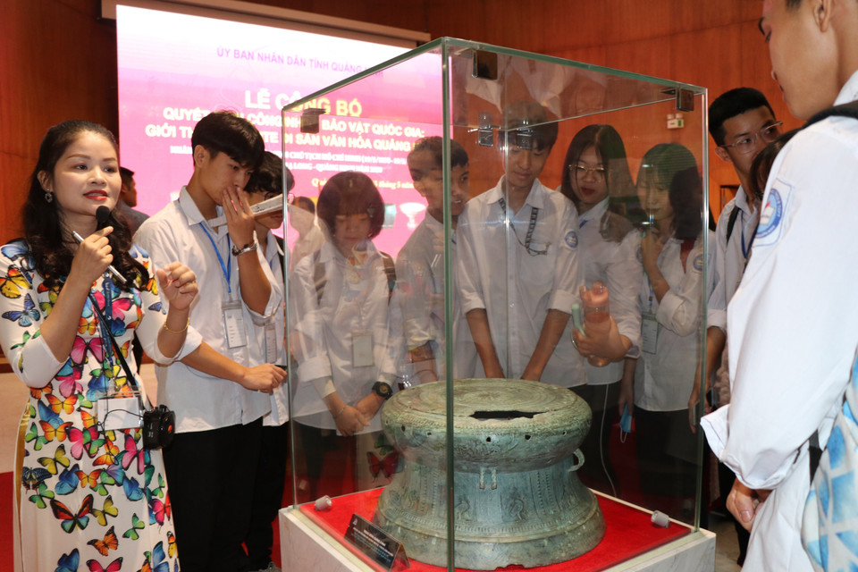 Học sinh tham quan bảo vật. (Ảnh: Văn Đức/TTXVN)